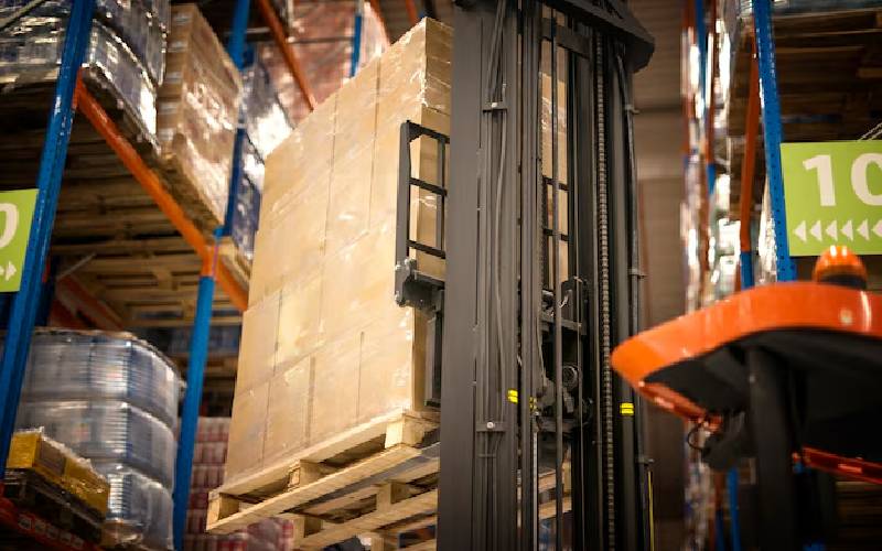 Operació amb carretons elevadors: Carretó elevador transpaleta i carretó elevador apilador