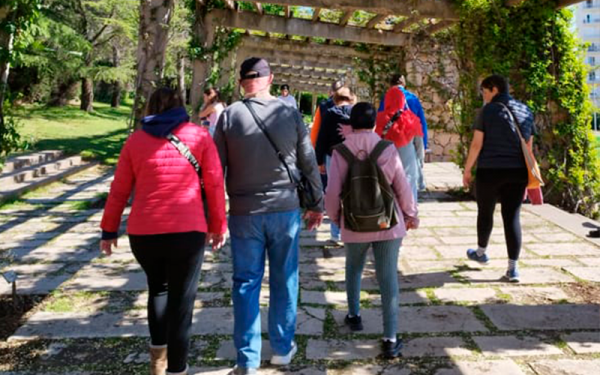 El Centre Ocupacional d'Asproseat Cornellà impulsa l’itinerari de jardineria amb una visita al Parc de Cervantes