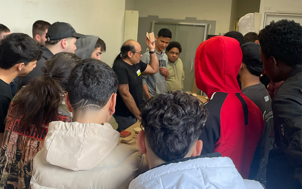 El jovent del programa Singulars d’AEBALL participa en el taller de fusta de SaóPrat