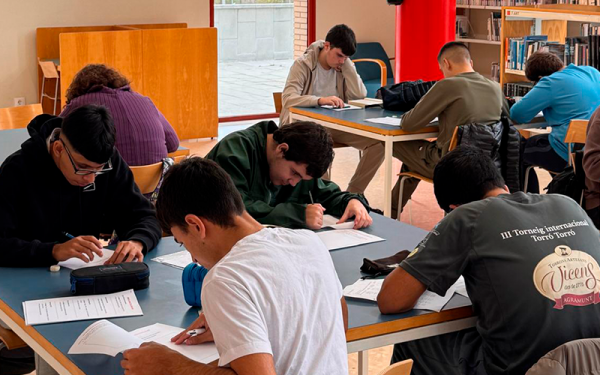 Els alumnes de secundària del Centre Pilot d’Asproseat visiten la Biblioteca Miquel Martí i Pol