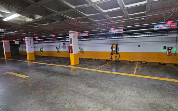 Floox instala un cargador rápido en un aparcamiento subterráneo en Granada