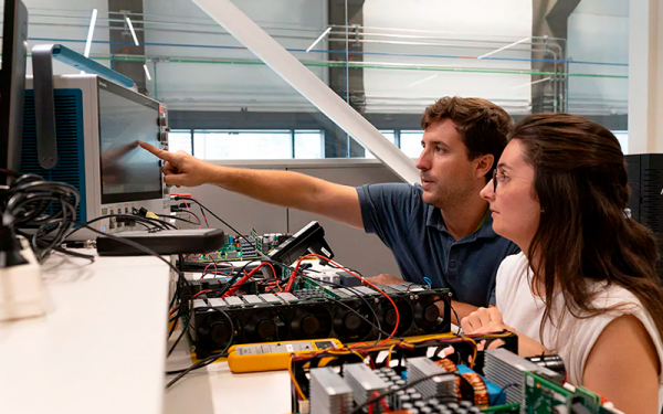 Floox lidera una nueva era de carga de vehículos eléctricos con cargadores inalámbricos altamente eficientes y bidireccionales