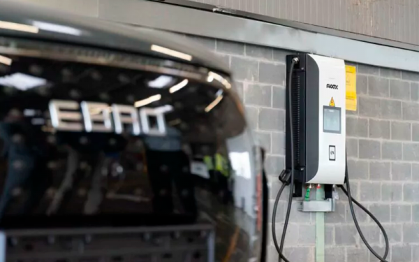FLOOX suministra sus cargadores rápidos LYRA 80 en una fábrica de Barcelona