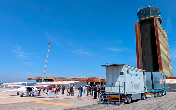 L'Aeroport de Lleida - Alguaire fa proves de vol amb energia elèctrica d'una estació de servei mòbil creada per Methanol Reformer