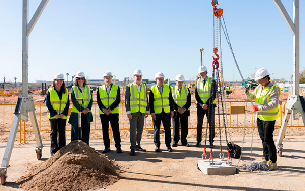 L’alcalde Collboni col·loca la primera pedra de l’ampliació de DFactory Barcelona que triplicarà la seva superfície