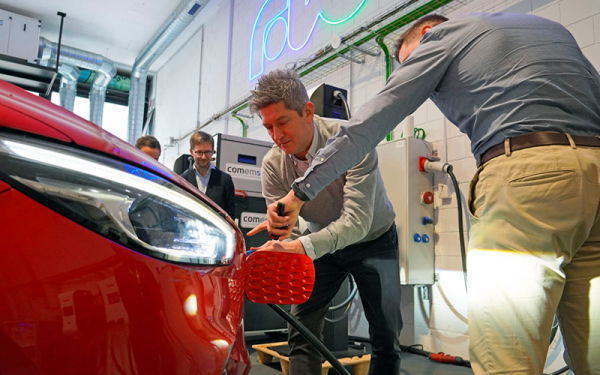 L’alcalde de L’Hospitalet, David Quirós, visita Floox i coneix la seva aposta per la mobilitat elèctrica