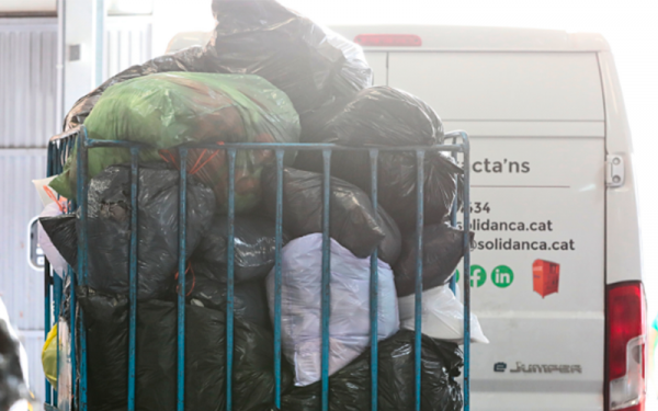 Solidança celebra 2 anys del servei 'Porta a Porta' de recollida de roba a Barcelona