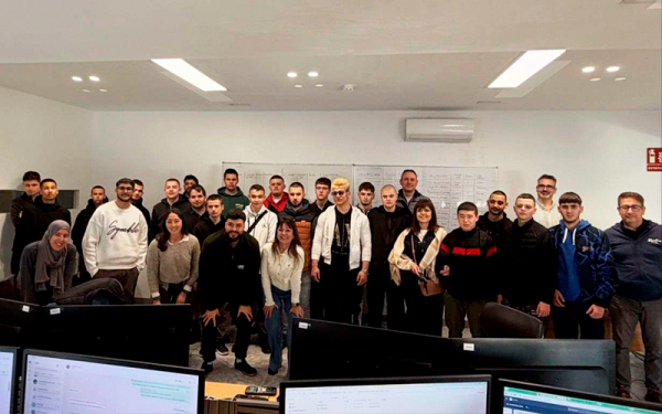 Un grup d'estudiants de Bulgària visiten les oficines de SIRIUS TELECOM